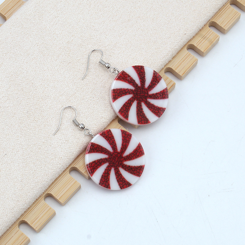 Une paire de grandes boucles d'oreilles pendantes créoles