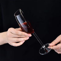 Gobelet à cocktail de vin à demi-champagne isolé de grande valeur Design moderne pour les fêtes