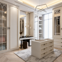 Dressing sur mesure de luxe à la française, porte vitrée laquée avec meneaux décoratifs incrustés, îlot multifonctionnel pour bijoux