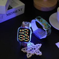 Montre numérique LED lumineuse tendance, nouvelle montre en plastique sur le thème du football, montre créative pour étudiants, minimaliste, multicolore, sportive