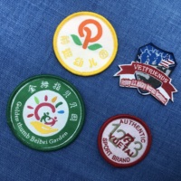 Écusson brodé personnalisé avec logo lettre, étiquette suspendue, badge brodé, étiquette tissée, motif cœur et fleur, vente en gros, taille personnalisée pour vêtements