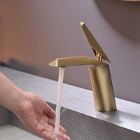 Robinet mélangeur de lavabo durable à poignées ergonomiques pour salle de bain - Vente chaude