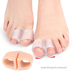 Nuevo diseño de gel de silicona SEBS cuidado de los pies elástico 2 agujeros separador de dedos Hallux valgus Dispositivo de corrección de <span class=keywords><strong>juanetes</strong></span> para <span class=keywords><strong>chanclas</strong></span> - Product Image 1