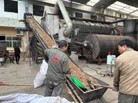 Four rotatif de carbonisation sans fumée pour coques de noix de palme, feuilles de palmier, biochar et granulés de biomasse, équipement de pyrolyse 500-700KG/H
