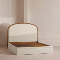 Lit en tissu blanc classique américain, taille Queen, avec tête de lit à bord arrondi et base à jupe, ensemble de meubles de chambre à coucher pour la maison