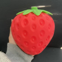 Jouets Mochi Squishy en TPR Schyl Ling, doux, anti-stress, à presser, en forme de fraise, rares, à remontée lente, jouets sensoriels, vente en gros