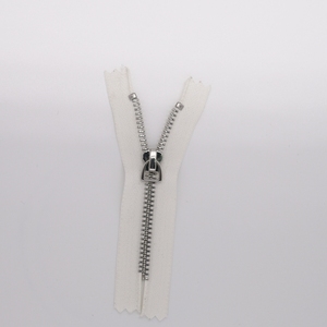 ซิป <span class=keywords><strong>YKK</strong></span> แบบยาว ห่วงดึงซิปแบบกำหนดเอง ห่วงรูปตัว D สีเงินเงา ซิปโลหะสำหรับกางเกงยีนส์และรองเท้า - Product Image 5