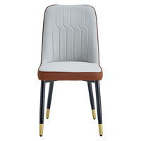 Chaise d'appoint moderne et élégante en PU marron cognac et gris avec dossier matelassé géométrique, cadre noir et pieds en métal doré pour salle à manger