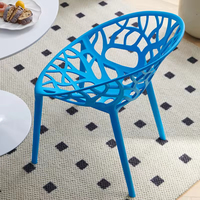 Chaise de salle à manger empilable en plastique avec coque monobloc moulée et dossier ajouré en treillis pour salon