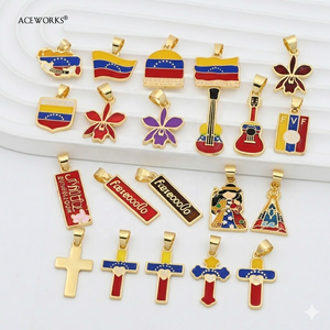 Galerie du patrimoine du Venezuela |   Pendentif en laiton plaqué or 18 carats avec émail, symboles nationaux du Venezuela : carte, drapeau et breloques Simon Bolivar - Product Image 2