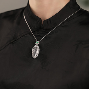 Collar con Colgante de Calcedonia Blanca en Forma de Hoja, Collar con Colgante de Rama Dorada y Hoja de Jade, Zirconia - Product Image 3