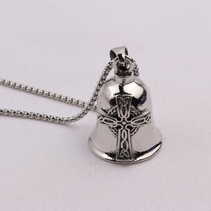 Pendentif porte-bonheur Gremlin Bell pour voiture et moto, avec ailes de plumes de squelette, ange, porte-clés, artisanat en métal, collier - Product Image 4