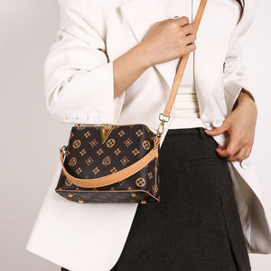 耐用的几何印花图案手提包女式方形肩包，带V标志，由聚氨酯材料制成，内衬聚酯纤维 - Product Image 5