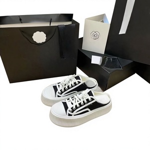 Mules à plateforme en toile noire et blanche pour femmes avec lacets, idéales pour un usage décontracté - Product Image 1