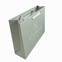 Sac cadeau en papier mat de luxe personnalisé avec logo en feuille d'or, sac de shopping écologique pour boutique de vêtements, bijoux, cosmétiques