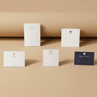 Carte de présentation de bijoux haut de gamme personnalisable, adaptée à tous types de présentations de bijoux sur comptoirs et pour l'emballage transfrontalier