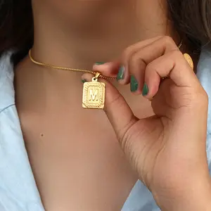 Cadena de acero inoxidable chapada en oro con letras del alfabeto cuadradas, collar de joyería