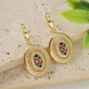 Pendientes colgantes de cobre con incrustaciones de circonita multicolor vibrante, diseño delicado de filigrana ovalada, para mujer, ideales para aniversarios y fiestas, venta al por mayor. - Product Image 4