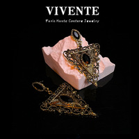 Le défilé de haute couture parisien rétro original présente des boucles d'oreilles géométriques profondes en obsidienne et des boucles d'oreilles vintage exagérées.