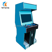Borne d'arcade classique rétro à monnayeur avec jeux vidéo, joystick et carte de jeu, modèle vertical