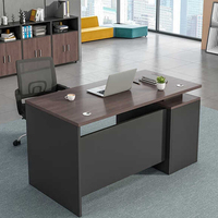 Bureau de travail modulaire en bois au design moderne et épuré pour postes de travail, configuration de mobilier de bureau pour employés