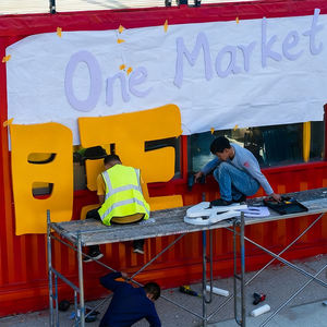 Containers Creëren Caféwinkel Op De Hoek Van De Straat En Eetstraten In Industriële Stijl In De Stad - Product Image 3