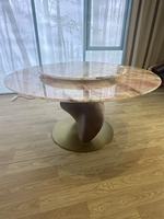 Table à manger de luxe en quartz rose naturel, plateau rotatif double couche en pierre, pieds en chêne plaqué noyer en spirale, finition or rose réglable