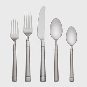 Ensemble de couverts avec poignée ronde argentée en relief Ensemble de couverts en acier inoxydable poli argenté Ensembles de table à manger Royal Design - Product Image 2