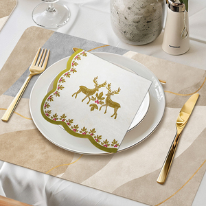Serviettes jetables 3 plis à bord festonné motif rennes et baies de houx dorées pour fêtes de Noël et du <span class=keywords><strong>Nouvel</strong></span> <span class=keywords><strong>An</strong></span> – Serviettes de table personnalisées - Product Image 6