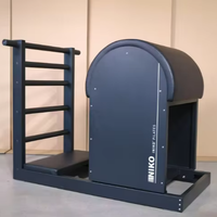 Escalera de Ejercicio Ajustable INIKO para Pilates y Yoga, Barrel Fitness para Gimnasio en Casa, Base de Acero Resistente, Plataforma Acolchada, Negro y Blanco