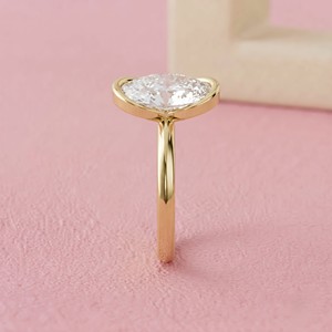 Bague de fiançailles solitaire demi-sertie avec diamant taille ovale et alliance en or uni pour bijoux de mariée modernes et raffinés - Product Image 3
