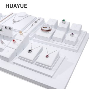 Exhibidores de Joyería Huayue, Juego de Exhibidores de Anillos, Aretes, Collares y Pulseras de Cuero PU Blanco Personalizado - Product Image 5