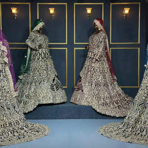 Lehenga Choli en velours de créateur avec traîne allongée et ornements en pierres complexes pour mariages et fêtes grandioses, prêt à porter - Product Image 1