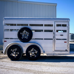 Mejor Precio de Mercado para Remolque Ganadero de Aluminio de Calidad con Eje Doble y Soporte para Llanta de Repuesto para Transporte de Caballos, Ovejas, Vacas y Cerdos - Product Image 1