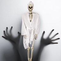 Squelette suspendu AROMA en peignoir blanc – Décoration amusante pour Halloween, idéale pour des présentations intérieures effrayantes et humoristiques