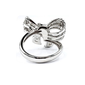Offre Exceptionnelle : Bague de Mariage Classique en Or 18 carats et Diamants avec Grand Nœud Papillon - Product Image 3