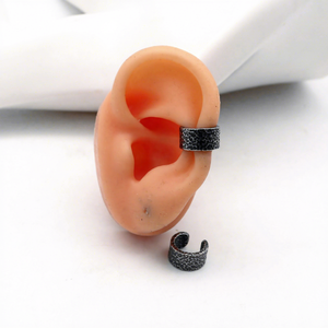 Manchette d'oreille pour homme en acier inoxydable 316L, étanche, hypoallergénique, large, martelée, sans perçage, à clipser, style vintage industriel - Product Image 2