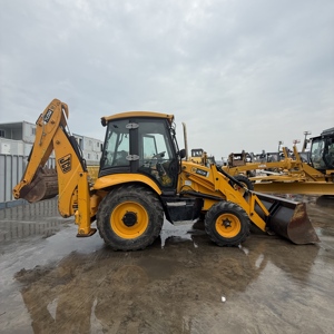 Retroexcavadora JCB 3CX amarilla con tracción en las cuatro ruedas, con cucharón frontal y brazo excavador trasero para uso en obras de construcción. - Product Image 3