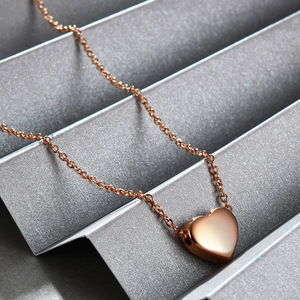 Collier en or rose en forme de cœur avec diamant, gravure laser 12 mm, initiales, pour femme, à porter au quotidien - Product Image 2