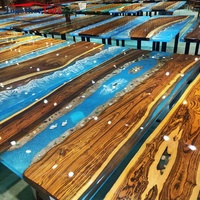 Table basse flottante luxueuse avec plateau en bois, table à manger en époxy à vue sur la rivière, de haute qualité