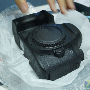 กล้องดิจิตอลระดับมืออาชีพ Mark III พร้อมหน้าจอขนาดใหญ่แบบฟูลเฟรม ความละเอียดวิดีโอ 1080p และการ์ดหน่วยความจำ - Product Image 4