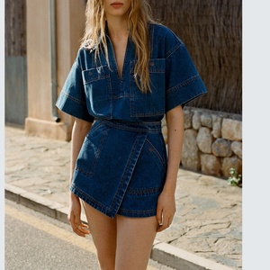 Conjunto de Dos Piezas de Mezclilla Cruda Informal Personalizado, Jeans Cortos por Encima de la Rodilla con Botones y Cuello en V para Mujer - Product Image 1