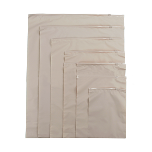 Sacs à fermeture éclair réutilisables en plastique givré avec logo de marque de vêtements personnalisé pour l'emballage des vêtements - Product Image 6