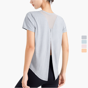 Venta al por mayor Softy Fabric Women's Elastic Women Yoga Top Custom logo T-shirts With Back Slit Womens Camisetas de secado rápido - Product Image 1