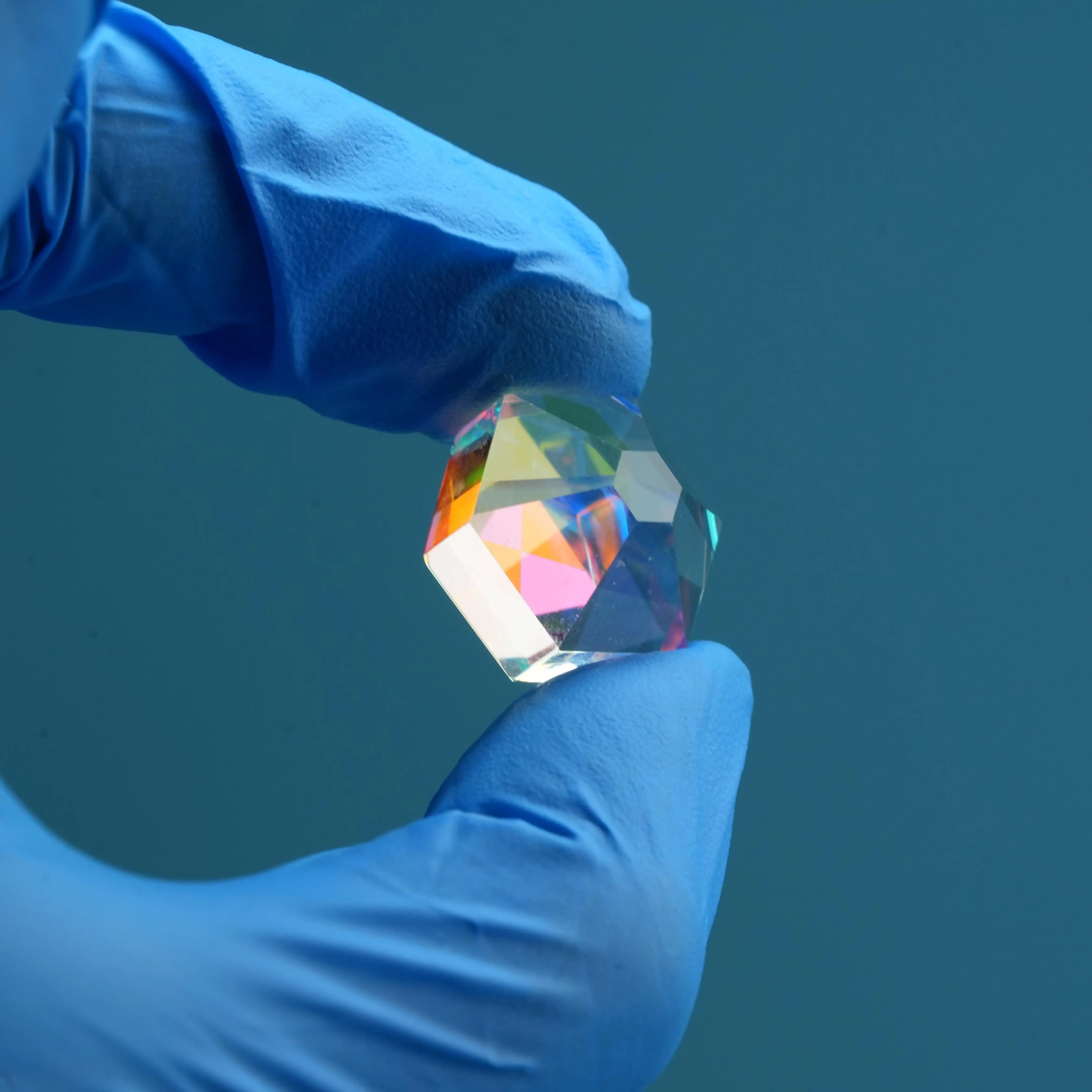 Fabricante de fábrica personalizado de alta calidad K9 Bk7 recubierto óptico Triangular dicroico X-Cube prisma de vidrio para proyector
