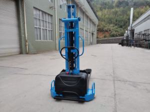 Apilador eléctrico portátil de 0,5 toneladas, carretilla elevadora de paletas de elevación automática de carga automática con batería de litio para industrias de restaurantes - Product Image 6