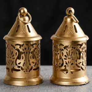 Pequeña Linterna de Hierro Dorado con Grabado Metálico, Linterna Pequeña Hueca para Colgar, Portavelas, Par para Decoración del Hogar - Product Image 1