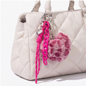 Llavero de Piel Sintética Esponjosa con Pompón Rosa Intenso, Cadena Gruesa y Colgante de Corazón, Accesorio para Bolso - Product Image 1