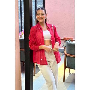 เสื้อเชิ้ตผ้าฝ้ายสีแดงปักลายหัวใจสำหรับผู้หญิง |   เสื้อเชิ้ตลำลองทรงหลวมพร้อมดีเทลรูปหัวใจเล็กๆ - Product Image 1