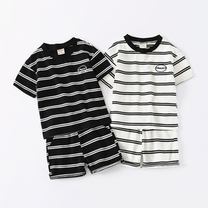 ชุดเสื้อยืดและกางเกงขาสั้นลายทาง 2 ชิ้น ชุดลำลองสำหรับเด็กผู้ชาย คอลเลคชั่นซัมเมอร์บูติก ปี 2022 - Product Image 2
